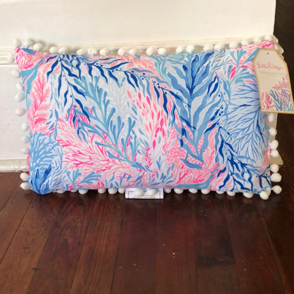 🥳SALE 🥳 NWT LILLY PULITZER POM POM PILLOW!